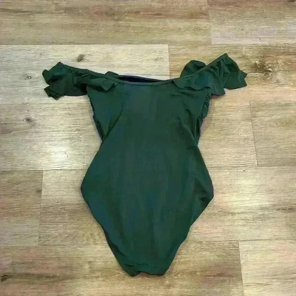 Vince camuto green one piece swimsuit ruffle shoulder strap - Picture 3 of 3